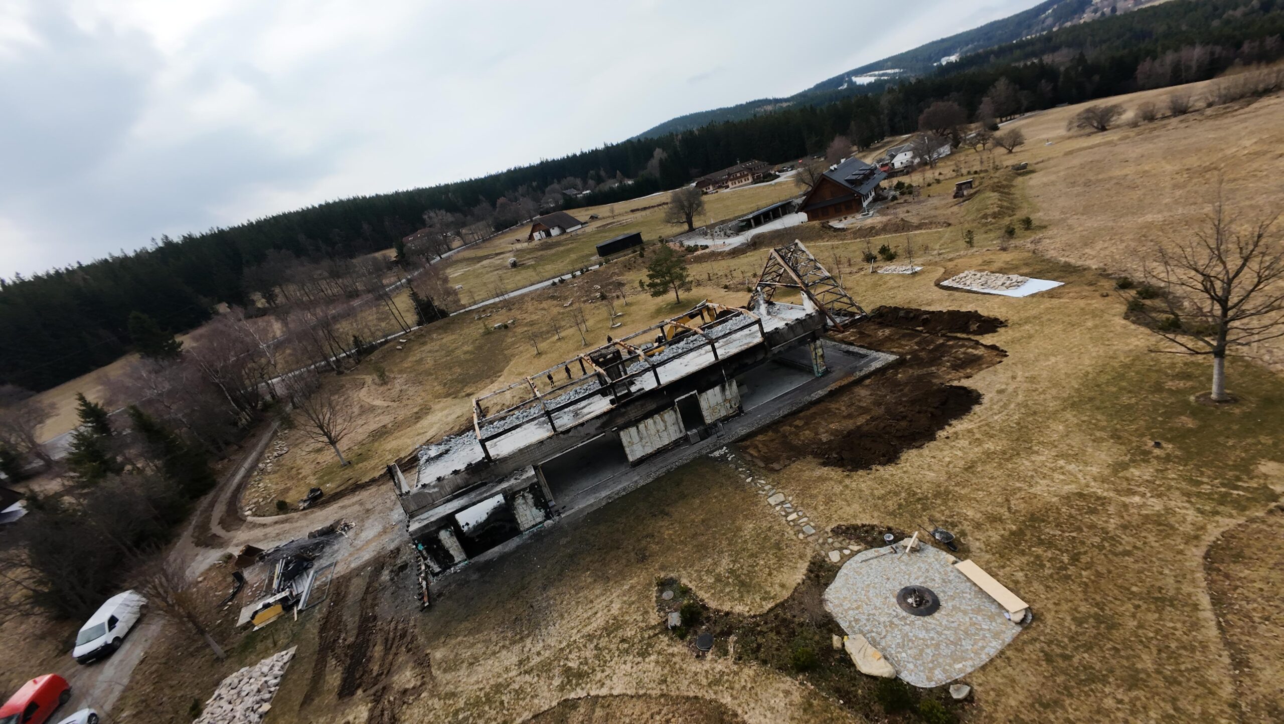 Demolice rodinného domu po požáru – Zdiby