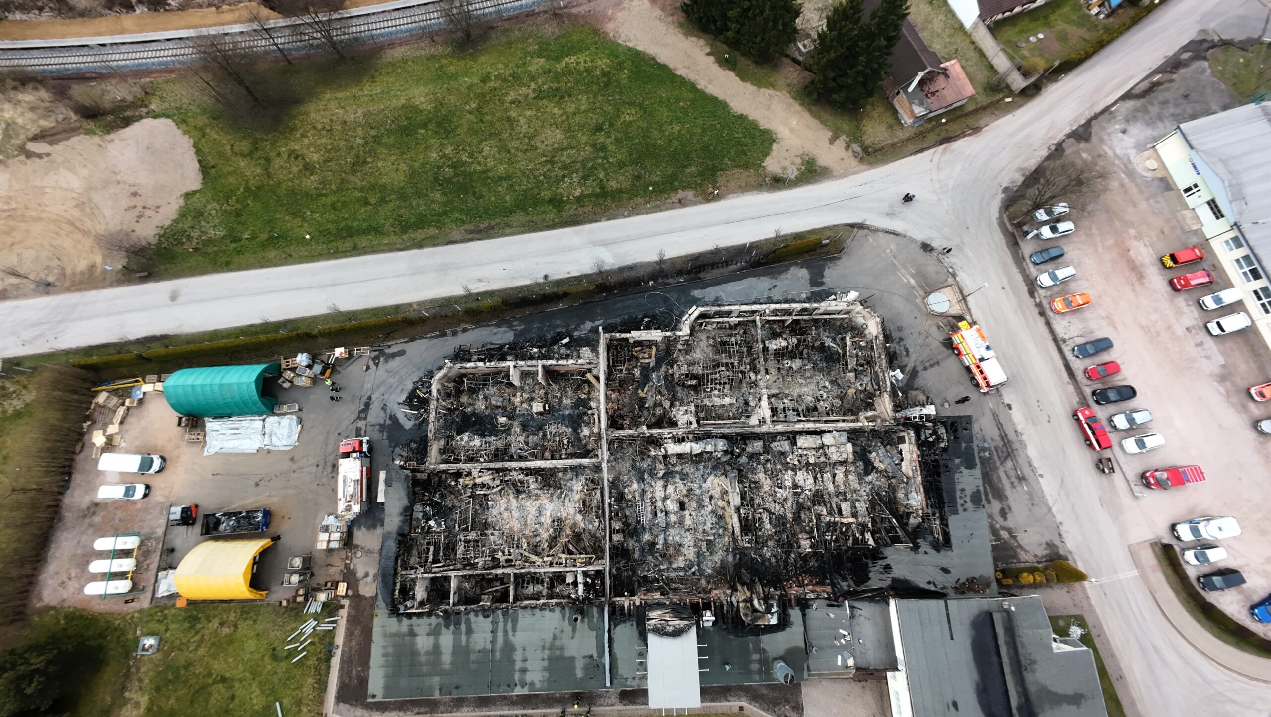 Demolice průmyslové výrobní haly po požáru